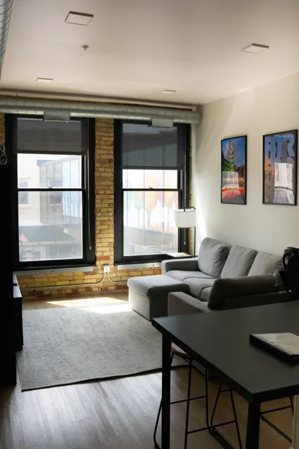 Modern Downtown Stay - Image 1