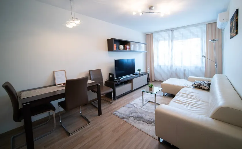 Crown & Comfort - 4 ppl, Wi-Fi, TV, AC - Image 1