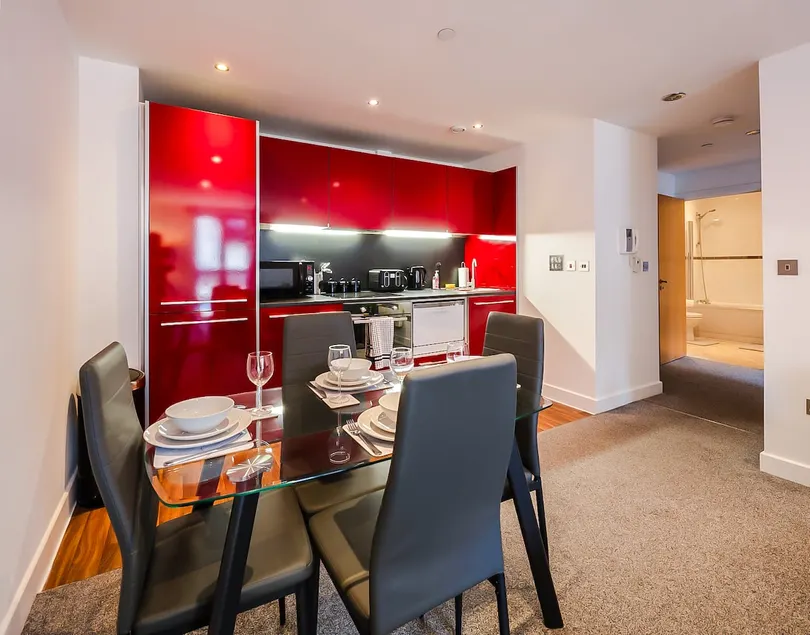 Stylish l l 2BR flat | Fast Wi-Fi | free parking - Image 1