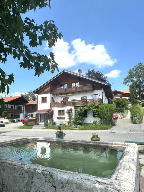 Relax in style with mountain views - Image 1