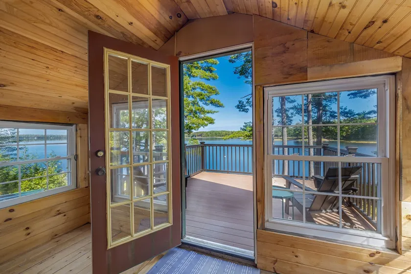 Serene Lakefront Retreat - Image 1