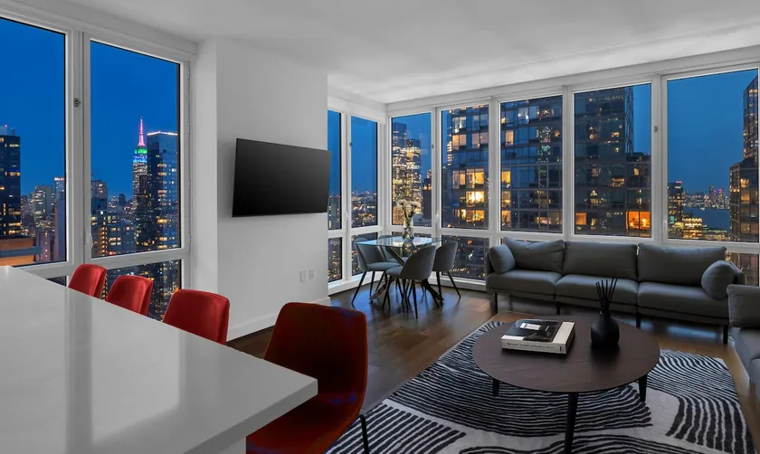 Luxury Large 2-Bed 2-Bath with Skyline+Water Views - Image 1