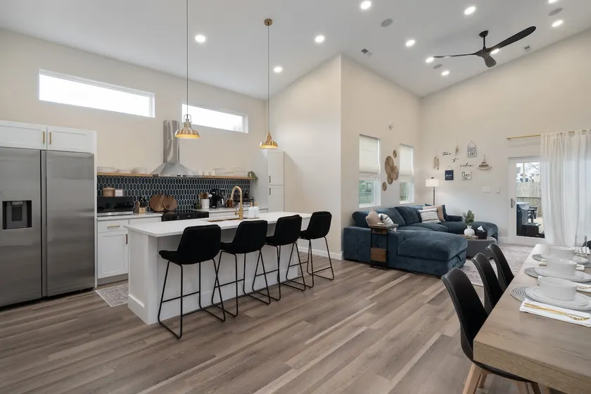 Modern Lake House 3 Blocks from the Lake! - Image 1