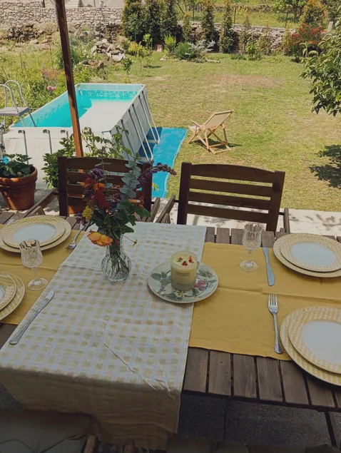 House with a garden and pool - Image 1