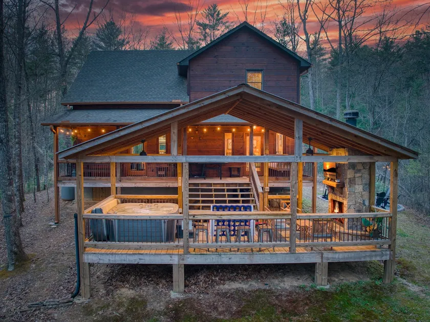 New-Modern-Jacuzzi-Arcades-Games-Firepit-King Beds - Image 1