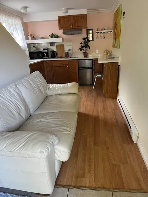1 Bedroom Bachelor Suite - Image 1