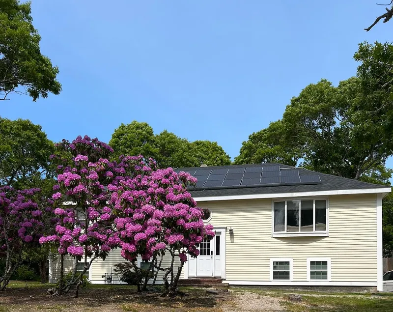 Beautiful spacious Cape Cod house with a large and private yard near beaches - Image 1