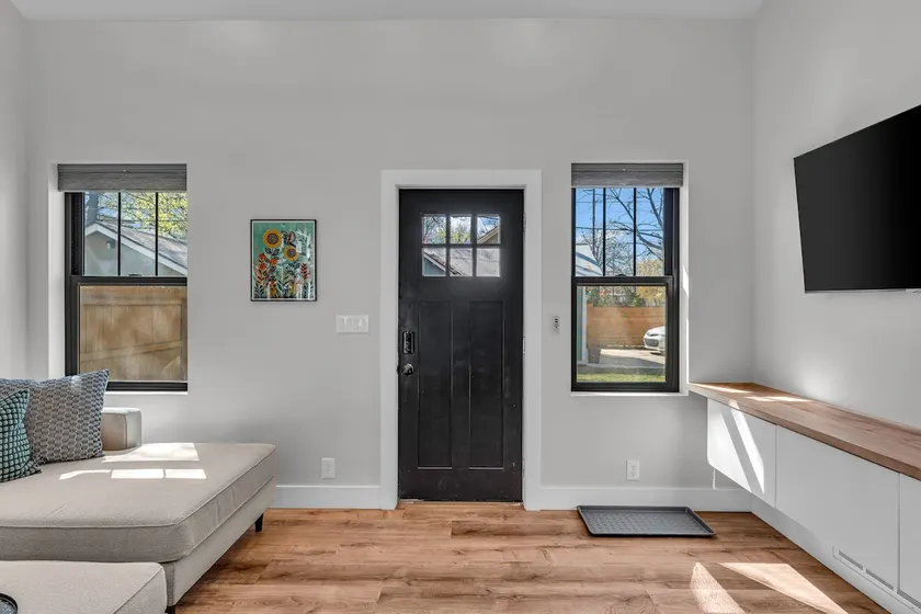 Barker Loft - Lawrence 1 Bedroom Escape - Image 1