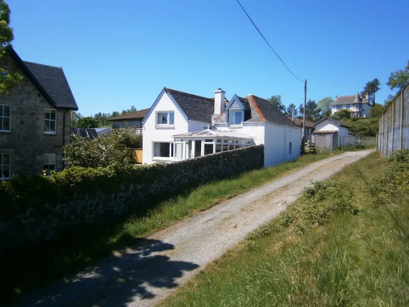 3 bed cottage, garden, parking, no cleaning fee - Image 1