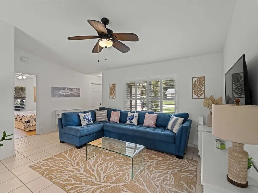 Venice Coastal Vibe - Serene Pool Home - Image 1