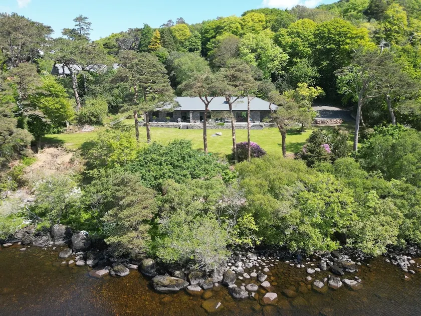 Caragh Lake House - Lakeside Escape and Sauna - Image 1
