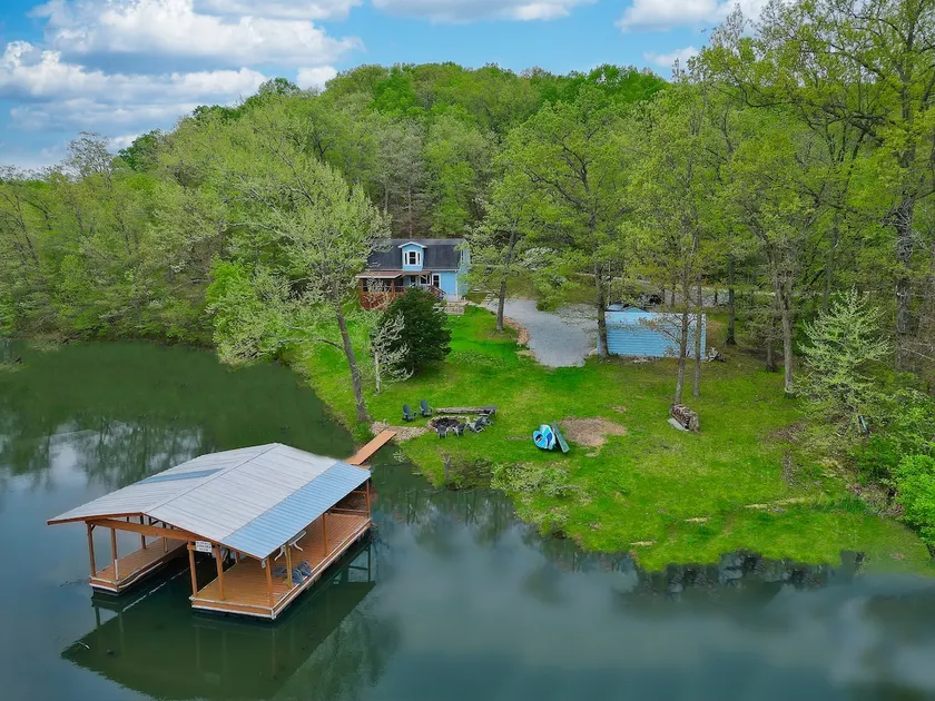 Blue Cottage Cove, Lakefront - Image 1