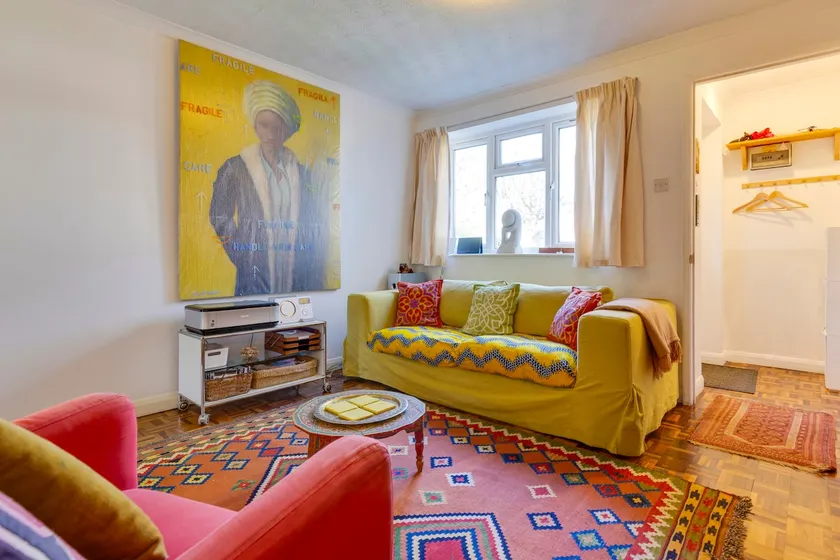 Charming Ground Floor Flat with Free Parking - Image 1
