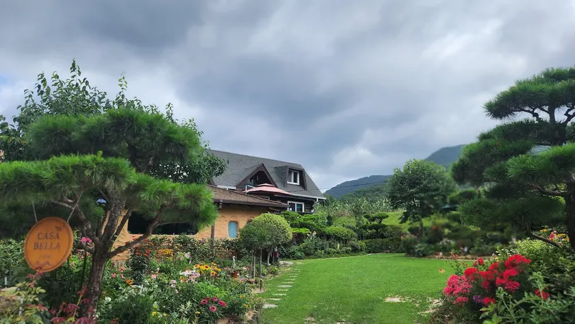 Casabella Jstay, a pretty, emotional, private pension with a garden/2-story wooden house with a blue lawn - Image 1
