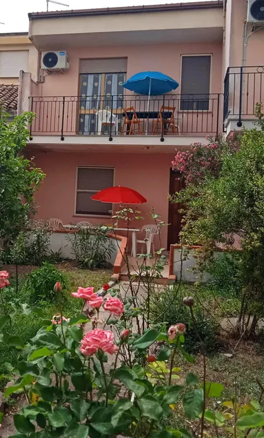Entire vacation home with garden and parking - Image 1