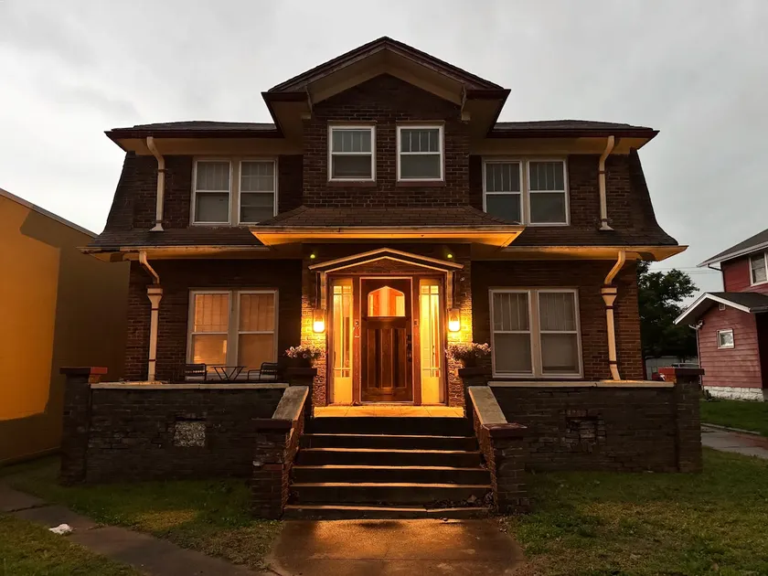 (West) Spacious & Historic Downtown Duplex - Image 1