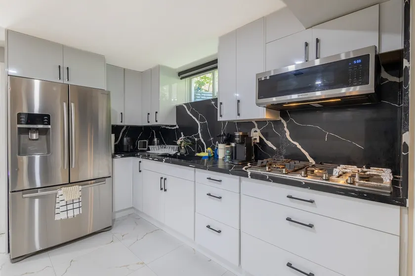 Luxury Kitchen*King Bed*Laundry*Private Entrance - Image 1