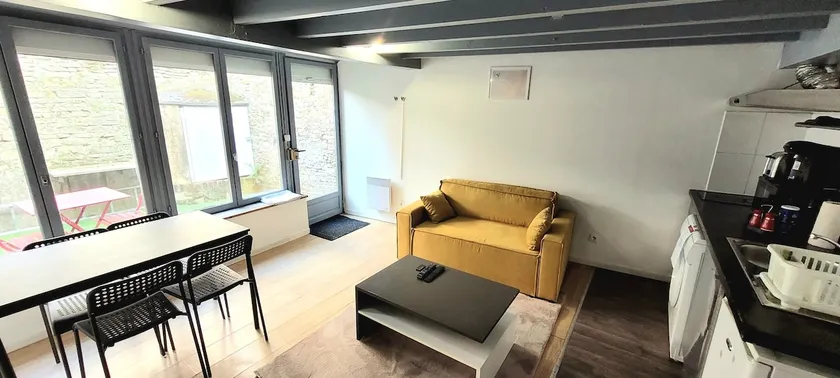 Quiet & Comfortable Duplex - Private Patio - Image 1