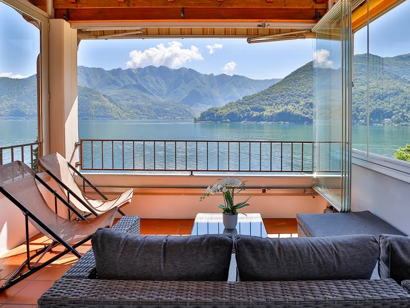Lakefront veranda - Image 1