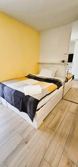 Discover Charming Studio with Private Balcony - Image 1