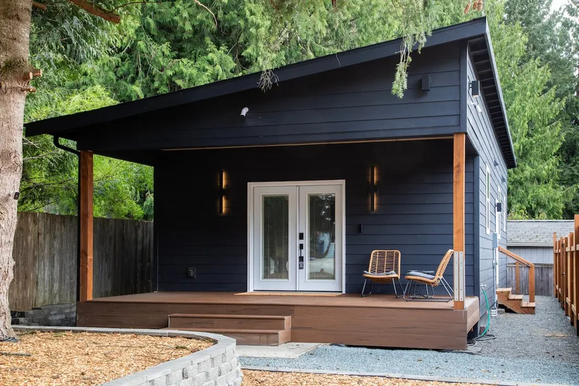 Modern 2 Bed/2 Bath Home with Full Kitchen - Image 1