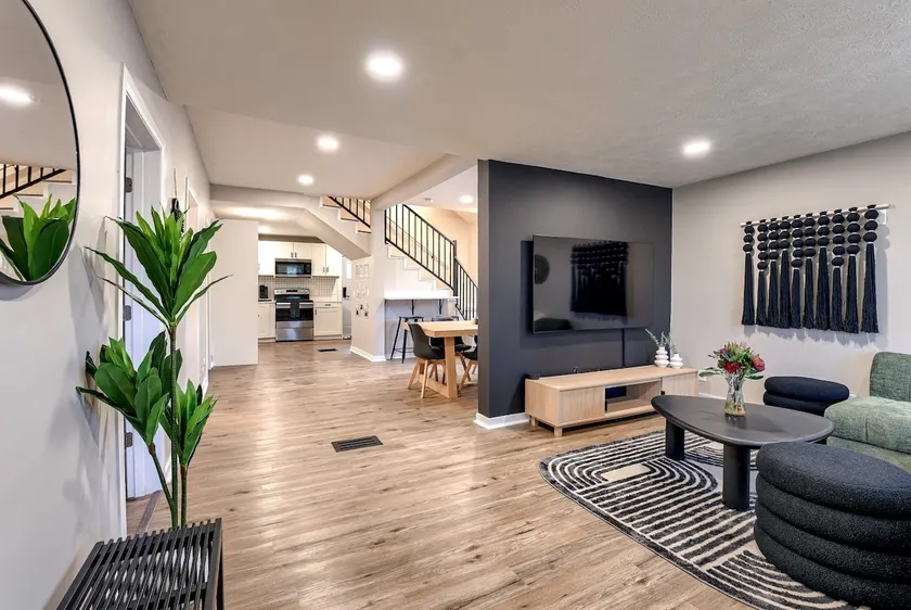 Dundee 3Br2Ba house sleeps 9 plus crib central Omaha - Image 1