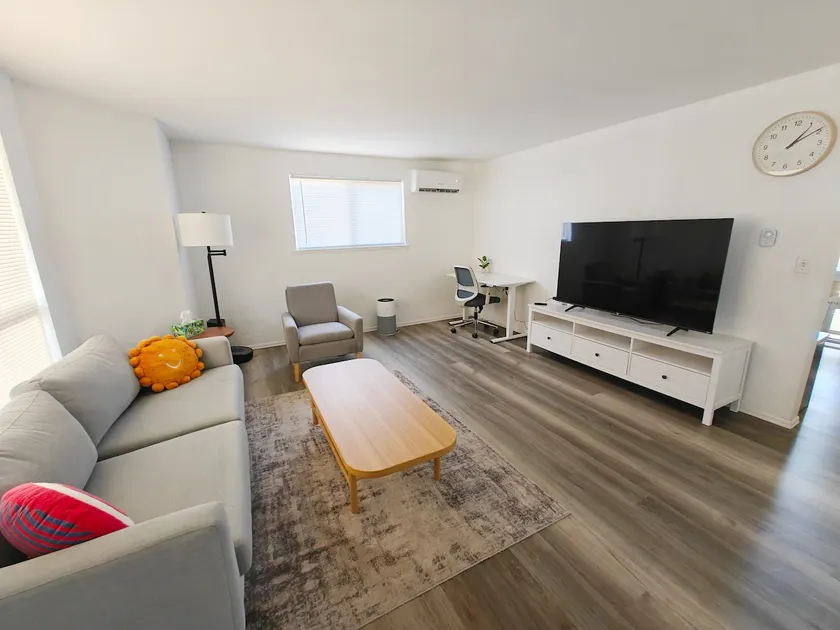 Cozy home, Walk to Lake, Food & Shops, EV Charger - Image 1