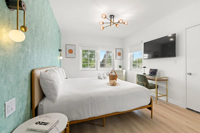 Design Chic: King Suite - Image 1