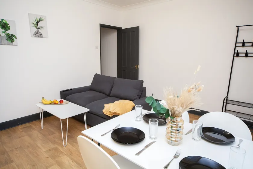 Newly renovated, bright and stylish flat - Image 1