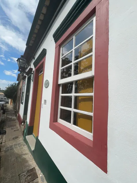 Modern colonial house in the historic center square - Image 1