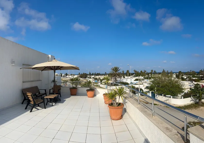 Luxurious villa with sea view - Image 1