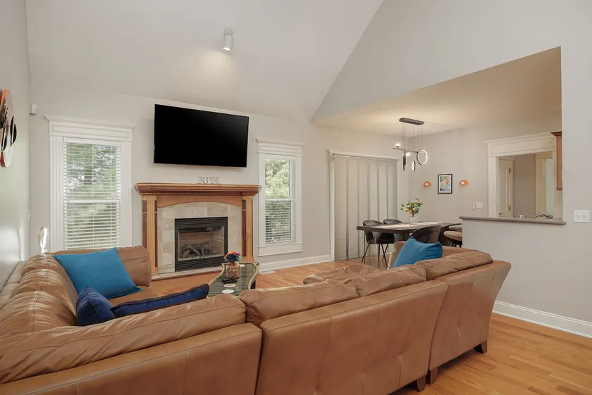 Cozy Colors Hideaway - Image 1
