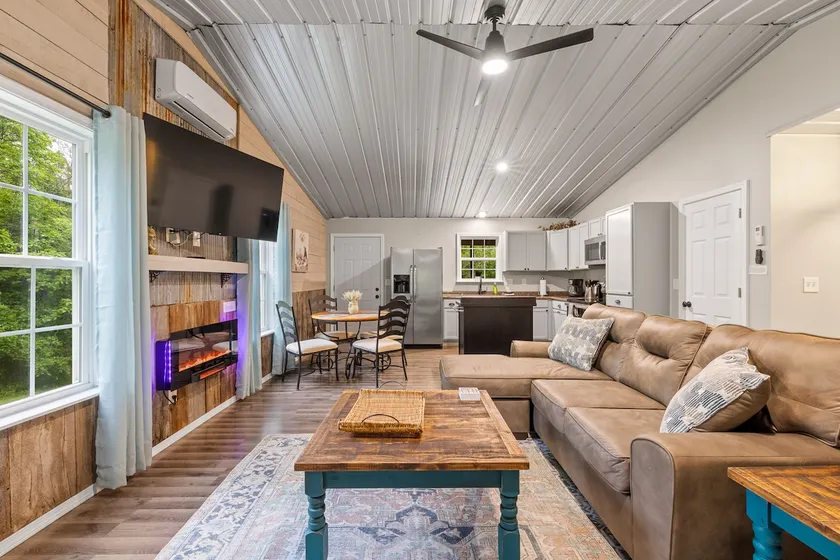 Cozy cabin, pet, king bed, wifi, Great for Riders! - Image 1