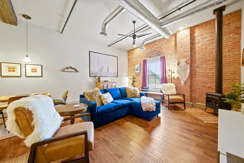 Story Block Condo #3 Stylish & Center of Town - Image 1