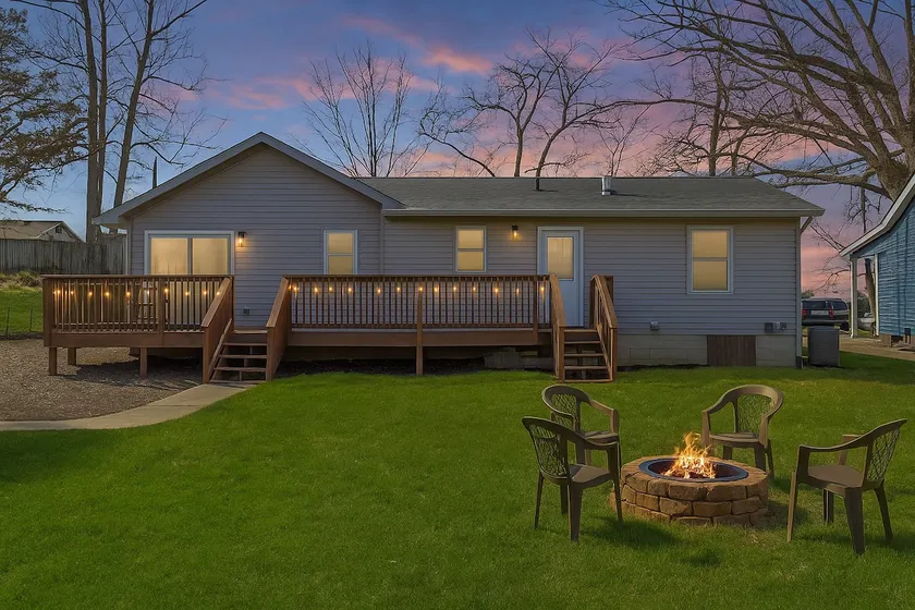 3BR, firepit, 5 min walk to lake / beach, sleeps 8 - Image 1