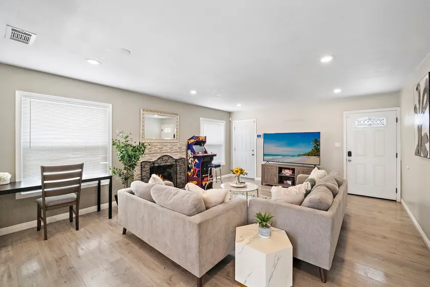 Stylish 4BR Disney Family Vacay - Image 1
