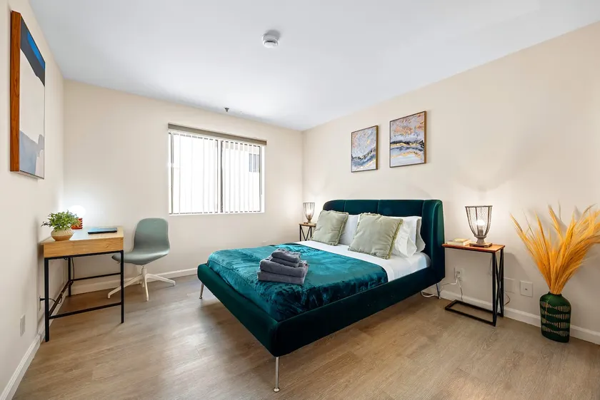 Hollywood Vacation | Modern Apt in Prime Location. - Image 1