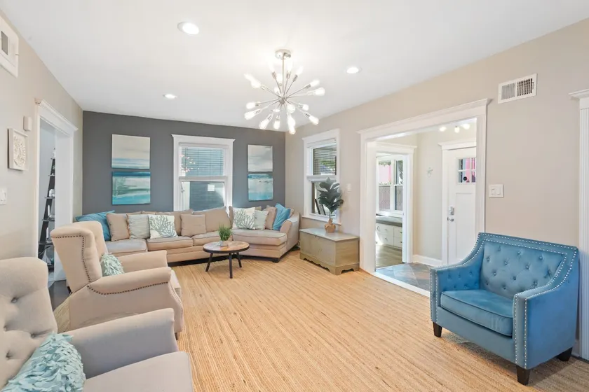 Dazzling Bungalow within 2 Blocks of Beach - Image 1