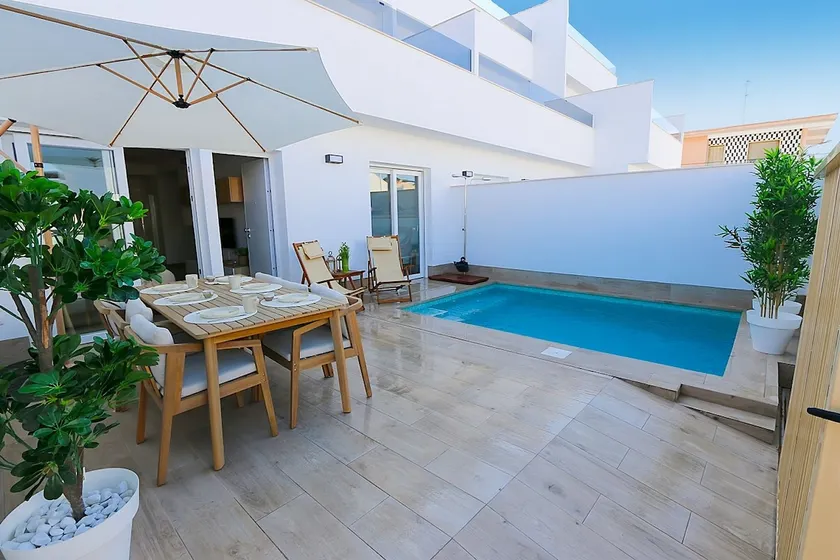 Modern home with private pool & close to the beach - Image 1