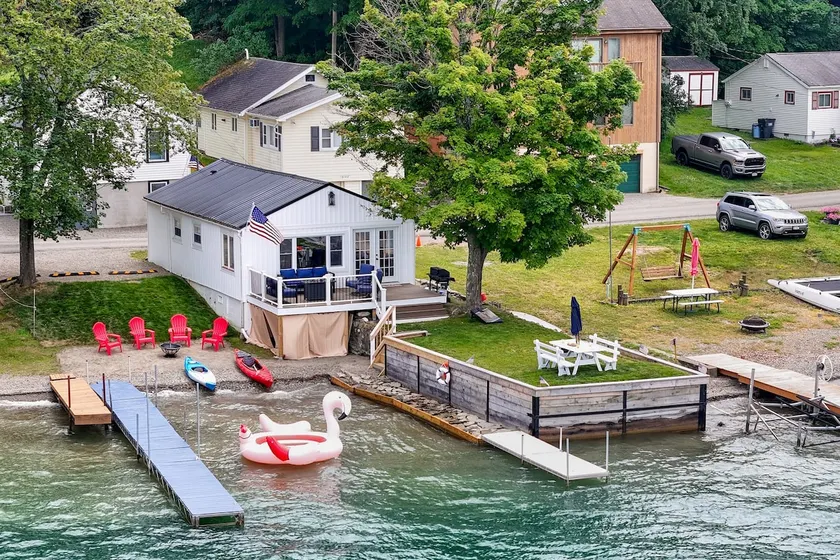 Updated LakeFRONT Home, Dock, Kayaks, Wine Trail - Image 1