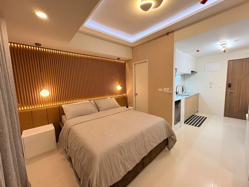 Near SM Lanang Condo with Balcony - One Lakeshore 6P - Image 1