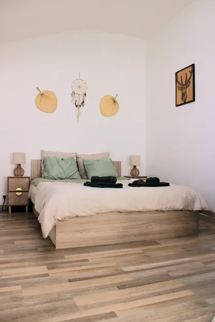 Studio with bedroom near train station - Image 1