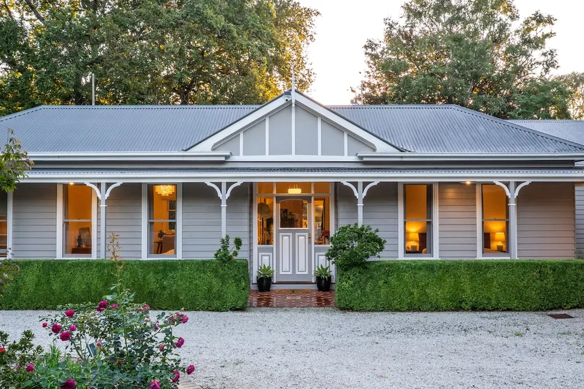 Holly Hill Cottage | Luxury Retreat in Sassafras - Image 1