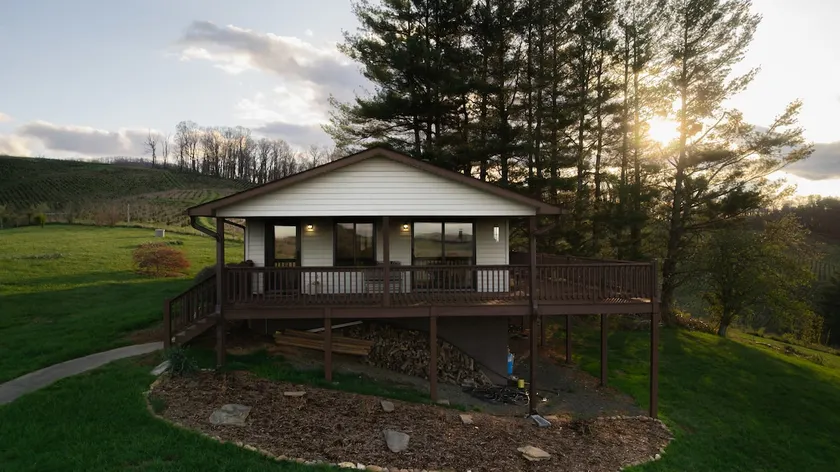 Cozy Cabin with 360° Mountain Views - Image 1