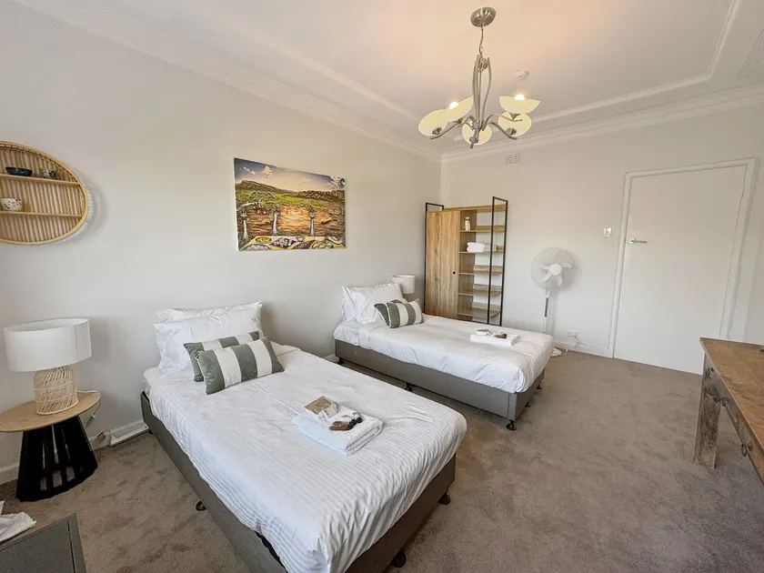 Warm Spacious Bondi Stay with Parking - Image 1