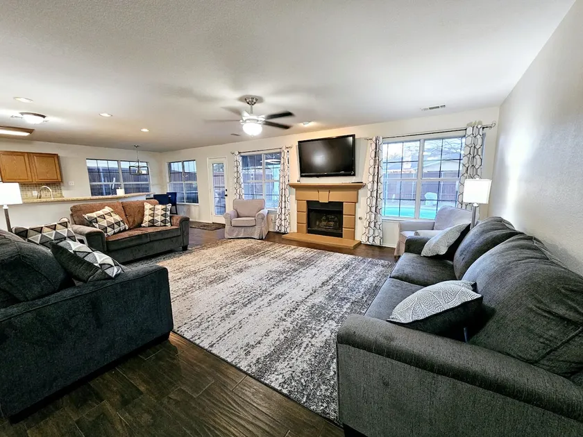 Dallas Lakeside Bliss Stay - Image 1