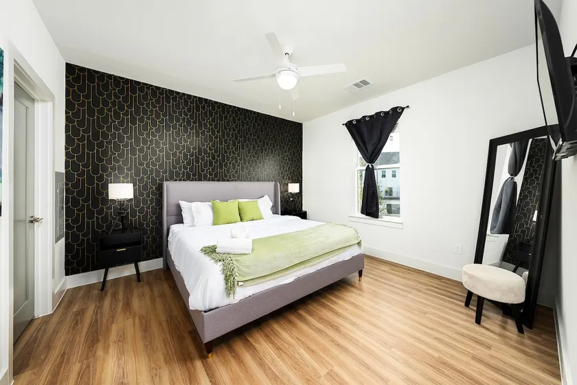 Sleek & Stylish Apartment in Prime Location - Image 1