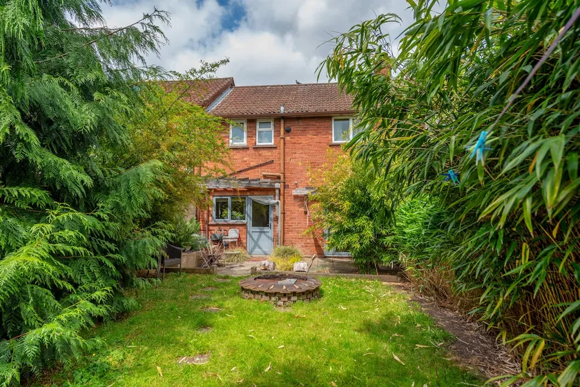 Cosy Spacious Garden House in Bridgnorth - Image 1
