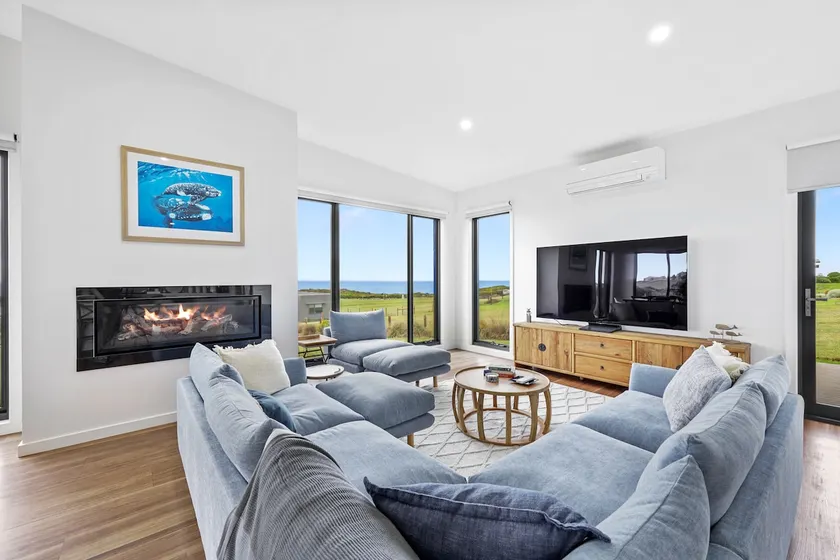 Luxury 4 br house with sea views - Image 1