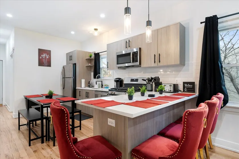 Modern Pilsen - Apt 5 Mins to Downtown - Sleeps 10 - Image 1